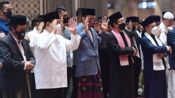 黑色Peci和白色Koko衬衫，Prabowo部长在Istiqlal与Jokowi坐在一起时的庄严肖像