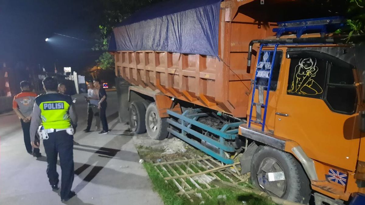 Pengemudi Diduga Kena Serangan Jantung, Truk Fuso Tabrak Warung Nasi Goreng di Kabupaten Tangerang