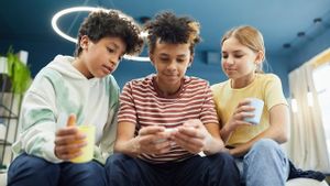Biar Enggak Kecanduan, Begini Cara Orang Tua Mengatur Batasan Penggunaan Media Sosial pada Anak Usia Remaja