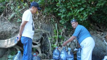 米里斯,勿加摄政区的居民,在南卡拉旺山的脚下寻找清洁水