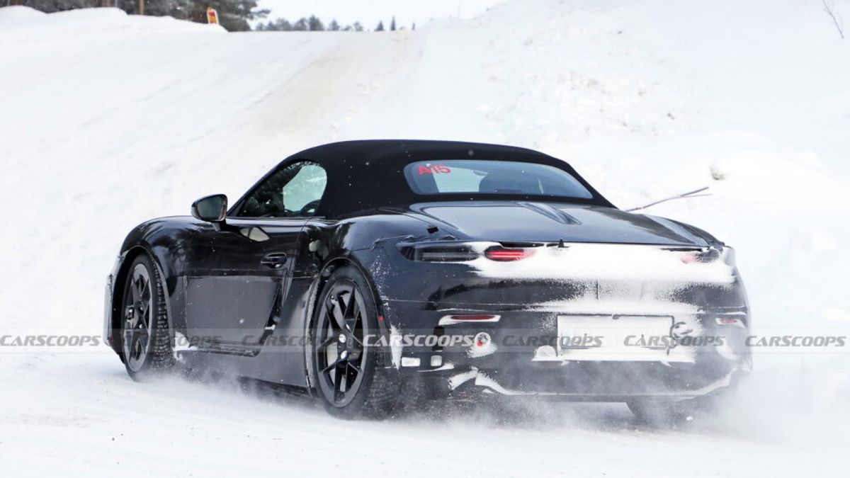 La version centrale du véhicule électrique Porsche 718 Boxster Teste en Suède avec un éliminateur moins de camouflage