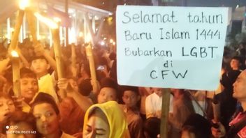 While Carrying Torches, Hundreds Of Residents Resistant To LGBT At Dukuh Atas CFW Location
