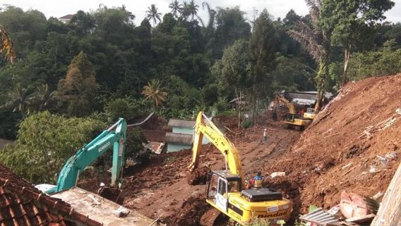 Monitored By The Minister Of Social Affairs, Landslides On The Cijedil Dikeruk Village Line Ahead Of Jokowi's Arrival