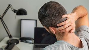 8 Penyebab Sakit Kepala Belakang yang Sering Mengganggu Aktivitas