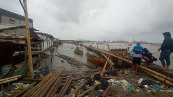 Dozens Of Houses On The Coast Of The City Of Semarang Were Damaged By The Sea Waves