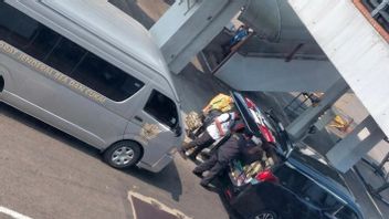 Customs And Excise Control Of Private Cars Entering Soekarno-Hatta Airport Apron, Allegedly Official