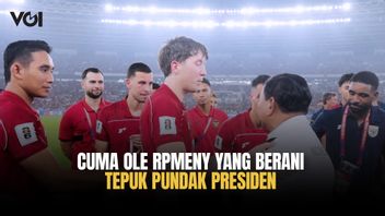 Momen Ole Romeny Tepuk Pundak Presiden Prabowo Saat Bertemu di Lapangan