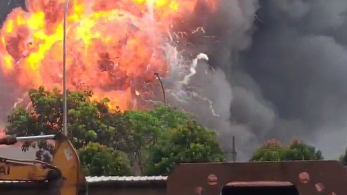 Oli Warehouse In Tangerang Explodes, Flames Make Employees Panic