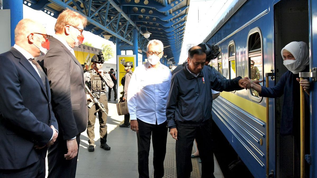 在今天会见乌克兰总统后，佐科威立即乘坐特别列车返回波兰