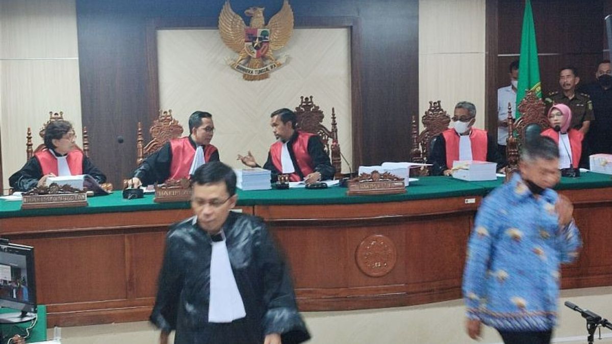 بدء محاكمة الانتهاكات الجسيمة لحقوق الإنسان في بانياي بابوا في محكمة ماكاسار المحلية، وتصبح القوات المسلحة الإندونيسية المتقاعدة متهمة