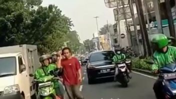 催眠術の犠牲者とされる、ケボンジェルクの男は車のスピードの真ん中を歩いている