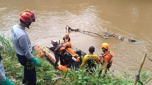جاكرتا - اختفى اليومان ، عثر فريق البحث والإنقاذ المشترك على جثة طفل يبلغ من العمر 13 عاما بالقرب من بوابة المياه المطاطية