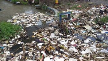 القمامة وسيلت النهر نتيجة الفيضانات في Probolinggo
