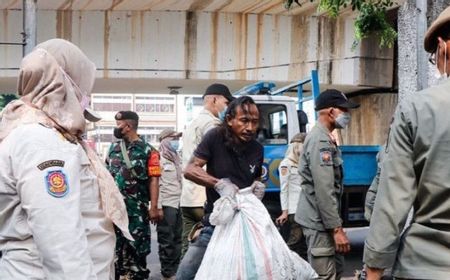 Mengembalikan Hak Pejalan Kaki, Satpol PP Jakpus Tertibkan Trotoar di Jalan Suprapto