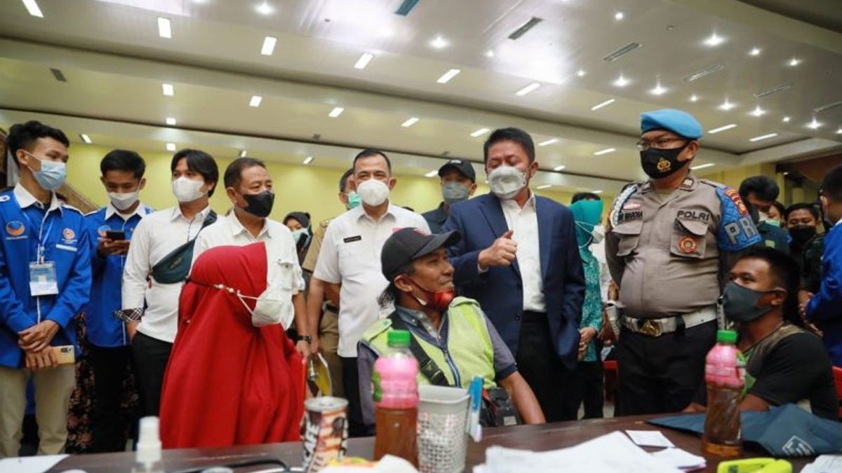 Gubernur Sumsel Membagikan Bantuan Sembako kepada Warga yang Mengikuti Vaksinasi di OKU