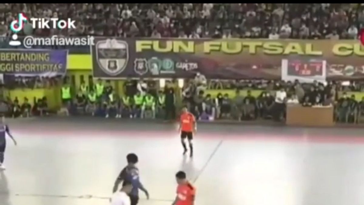 Futsal 比赛充满了观众在戈尔苏穆特病毒在大流行中， 警方调查