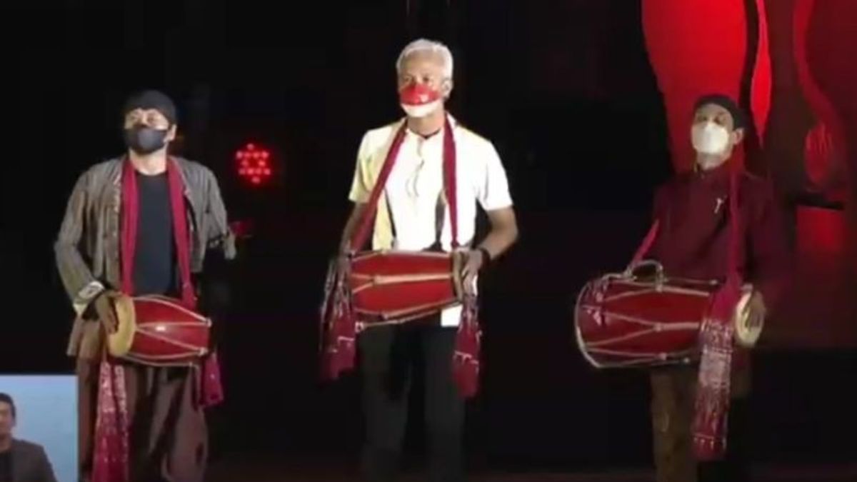 غانجار برانوو يغني أغنية بينغاوان المنفردة في افتتاح دورة الألعاب البارالمبية لرابطة أمم جنوب شرق آسيا 2022