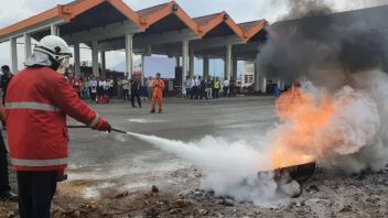 ラマンダウの消防士がポータブル消火器を使用して早期緩和策を社会化