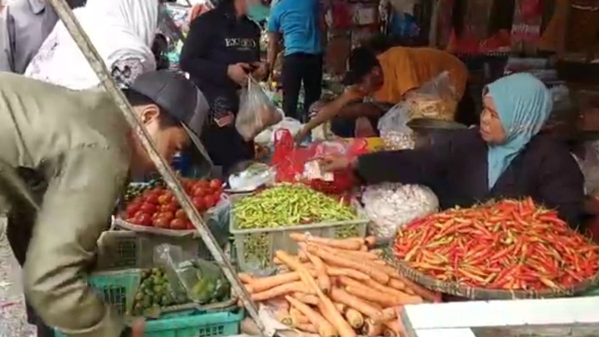 من المتوقع أن يصل سعر الفلفل الحار في سوق كرامات جاتي إلى 150 ألف روبية إندونيسية للكيلوغرام الواحد