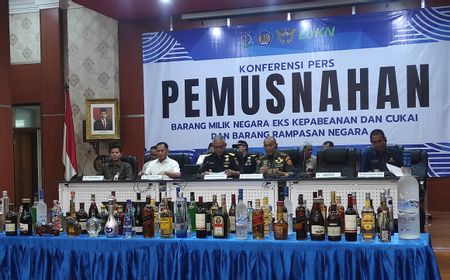 Bea Cukai Musnahkan Ribuan Botol Miras dan Jutaan Rokok Capai Rp165 Miliar