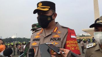 Grand Commissioner Hengki Haryadi Monitors Condition of Central Jakarta Intel Unit Head Who Is Victim Of Persecution During Papuan Student Demonstration