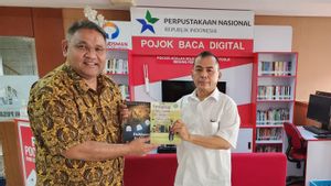 Teguh Santosa Sumbang Two Books for Pojok Reading Digital PWI Central