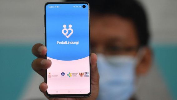 استخدام التطبيق PeduliLindungi في مراكز التسوق إلزامي، جاوة الشرقية أبيندو يتفق مع بوان يطلب من الحكومة لإعطاء الهواتف الذكية للمجتمع