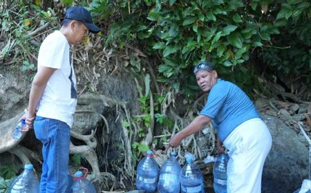 Miris, Warga Kabupaten Bekasi Ini Cari Air Bersih hingga ke Kaki Gunung Karawang Selatan