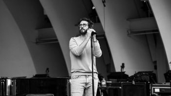 Josh Groban 在电影专辑中呈现 10 首标志性屏幕歌曲的怀旧情怀