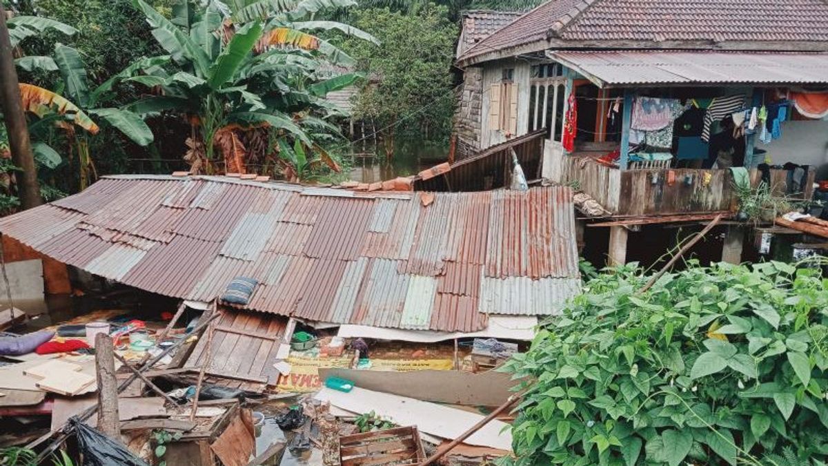 Rumah di Tepi Sungai Batanghari Jambi Ambruk, Penyebabnya Getaran Kendaraan Besar