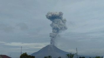 シナブン山は2.8キロメートルの高さの火山灰を噴出