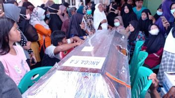 イサク泣く家族は、アンガの遺体の到着を歓迎します, スリウィジャヤ航空事故の犠牲者 