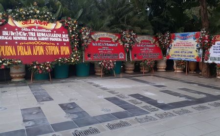 Risma Dilantik Jadi Mensos, Balai Kota Surabaya Dibanjiri Karangan Bunga