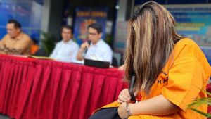Une enfant de 15 ans travaille comme massage thérapeute, une femme à Semarang arrêté par la police