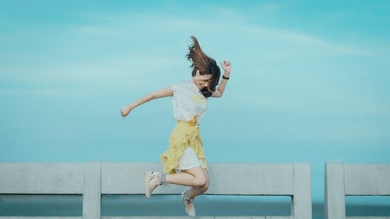 Want To Live Happily With Or Without A Partner? Here's How