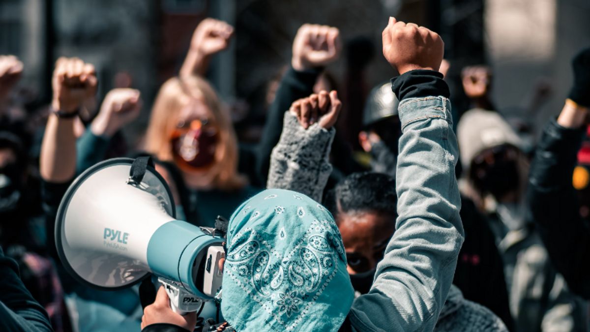 Des étudiantes bangladaises confrontent leurs confrontations à la manifestation contre le nombre d'emploi : 100 personnes blessées