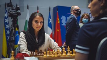 没有头巾参加比赛，女国际象棋艺术家萨拉·卡德姆警告不要返回伊朗
