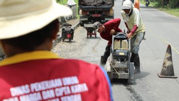 居民故事，向美丽道路报告受损道路 中央爪哇省政府直接响应的申请