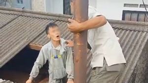 Kabur dari Kejaran Warga, Pencuri Motor Naik Genteng Rumah Warga di Pancoran Jaksel