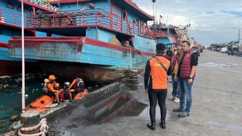 ABK of a Ship Lost in the Sea of Muara Baru Port While Taking a Shower, Still Being Searched by Officers