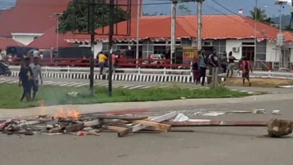 Buntut Kematian Kepala Kampung, Warga Ransiki Manokwari Selatan Blokade Jalan, Rusak Puskesmas dan Fasilitas Umum