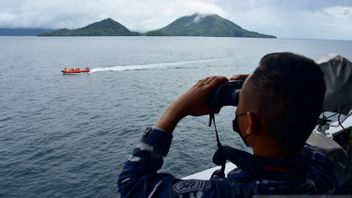 面对恶劣天气，安汶搜救队继续在米朗村水域寻找失踪渔民
