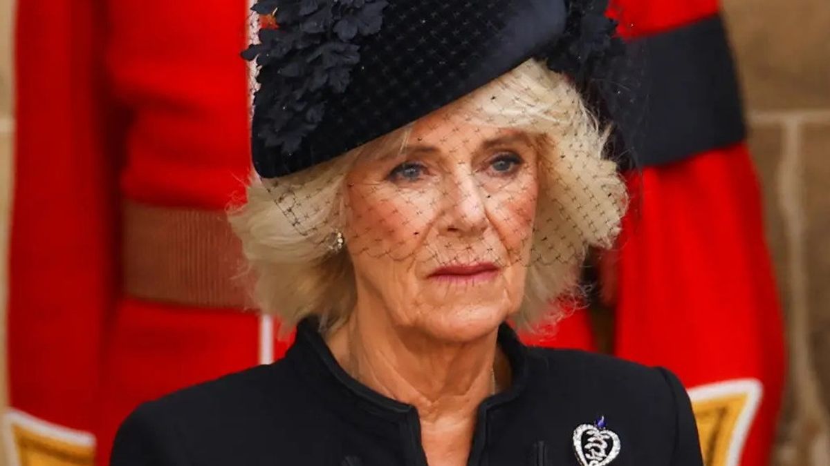 ارتد بروش تكريما ، إليك صورة للإمبراطورة كاميلا في جنازة الملكة إليزابيث الثانية