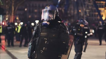 警察署が攻撃され、フランスの機動隊がカヴィヨンに移動