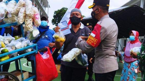 Dorong Vaksinasi, Kapolsek Matraman: Warga yang Ikut Dapat Sayur Gratis!