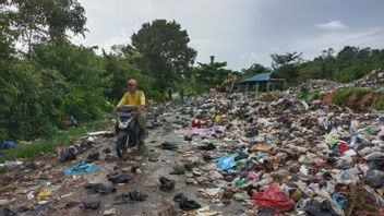 Sampah TPA Sebayar Meluber ke Badan Jalan, DLH Natuna Berdalih Alat Berat Rusak