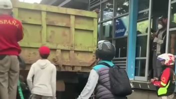 Due To The Wind Brakes Running Out, Two Motorbikes Were Hit By A Dump Truck In Front Of The South Jakarta Setiabudi Bus Stop