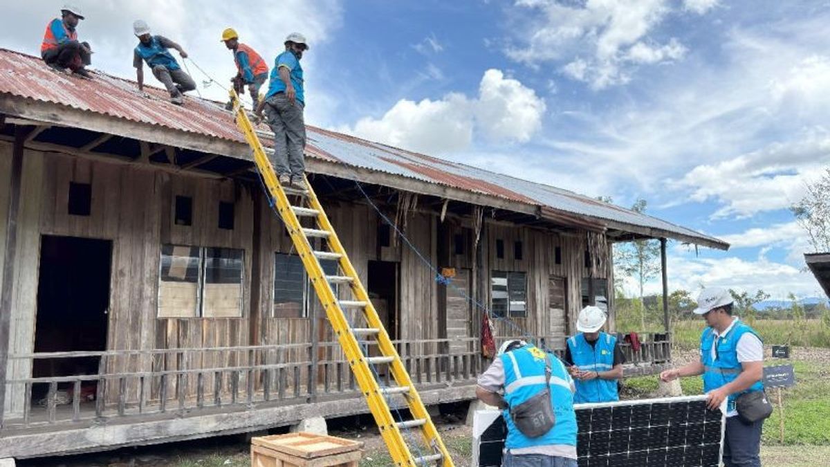 PLN Bawa Terang ke Papua: 2 Sekolah 3T Kini Teraliri Listrik