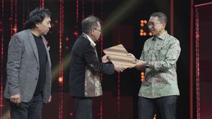 Tetapkan Hari Komedi Nasional, Menbud Fadli Zon Serahkan SK di Anugerah Komedi Indonesia