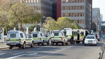 شرطة النخبة التعامل مع البرلمان في جنوب أفريقيا بناء التحقيق النار، القبض على المشتبه به